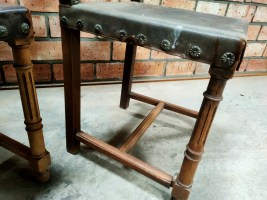 2 antieke houten stoelen met lederen zitting (3)